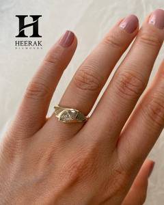 Bague de fiançailles en or 18 carats avec diamant marquise cultivé en laboratoire, sertissage clos et épaule nervurée architecturale, pour femme - Product Image 5