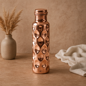 Botella de Agua de Cobre Puro Martillado, Diseño de Textura Vertical, Hecha a Mano, Ayurvédica, a Prueba de Fugas, con Tapa de Rosca, Reutilizable, Ecológica - Product Image 4