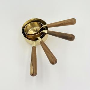 Tazas Medidoras de Acero Inoxidable de Alta Calidad al por Mayor, con Recubrimiento PVD Dorado y Mango de Madera, para Medir Café en Grano o en Polvo - Product Image 2