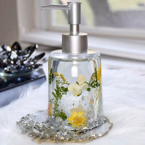 Distributeur de savon et plateau en résine florale faits à la main, décoration de salle de bain printanière - Product Image 1