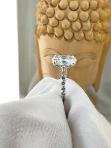 Anillo de diamante de corte ovalado en oro blanco, un impresionante símbolo de elegancia con brillo radiante y un encanto irresistible. - Product Image 2