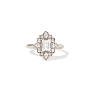 Bague de fiançailles vintage en or jaune 14 carats avec diamant de laboratoire taille émeraude et halo - Product Image 5