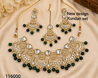 Parure de mariée indienne traditionnelle bleu roi Kundan, collier ras-du-cou et boucles d'oreilles, plaqué or, design floral orné de pierres précieuses lourdes
