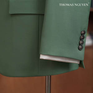 Traje de dos piezas para hombre en verde mineral, con chaqueta y pantalones de alta gama de la colección Nature Colors. - Product Image 3