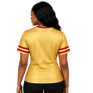 Camiseta de Fútbol Americano PDK para Mujer, Dorado y Rojo, 1923, Corona de Laurel, Cuello en V, Manga Corta, Estilo Universitario, con Rayas y Patrón en Relieve, Sorority - Product Image 2