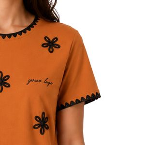 Camiseta de Mujer con Bordado Floral Naranja Quemado, Ribete en Contraste Negro, Cuello Redondo, Manga Corta, Estilo Casual, OEM ODM Personalizable - Product Image 4