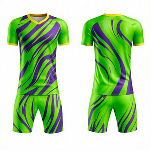 Ensemble d'entraînement de football personnalisé pour hommes, maillot et short de football, vêtements de sport performants, tissu respirant, impression du nom et du numéro de l'équipe - Product Image 1