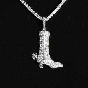 Colgante de Bota Vaquera con Cristales, Bañado en Rodio, Plata 925, Temática Western, Amuleto de Lujo Unisex para Uso Diario - Product Image 1