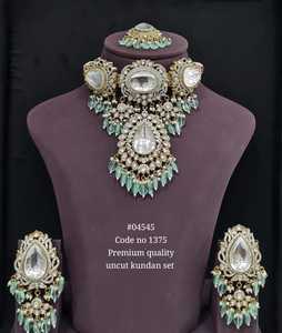 Ensemble de bijoux ethniques en laiton Kundan avec design géométrique - Collier, boucles d'oreilles et tikka pour mariage et fiançailles féminines - Product Image 2