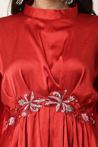 Ensemble élégant en satin rouge style kaftan empire avec broderie asymétrique, col montant, manches courtes et perles. - Product Image 6
