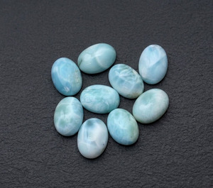 Piedras sueltas de larimar natural ovaladas con cabujón, disponibles para pedidos al por mayor con MOQ bajo, para proveedores de joyería, precio mayorista. - Product Image 1