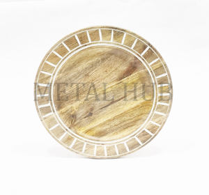 Assiette de présentation en bois naturel avec bordure géométrique blanche, assiette ronde pour la décoration de table - Product Image 1