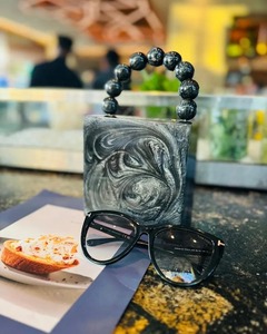 Bolso de mano de resina de color personalizado, bolso de noche de lujo hecho a mano con diseño elegante, perfecto para regalos de boda y eventos. - Product Image 2