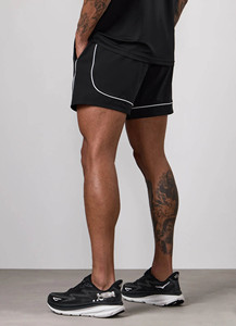 Pantalones cortos de entrenamiento para hombre, negros, con logo OEM personalizado, ribete en contraste, 5 pulgadas de largo, tela de nailon que absorbe el sudor, para gimnasio. - Product Image 2
