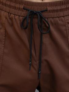 Pantalones cargo modernos de corte ajustado hechos con tela de algodón elástica, con bolsillos profundos, piernas acampanadas y un estilo casual elegante. - Product Image 4