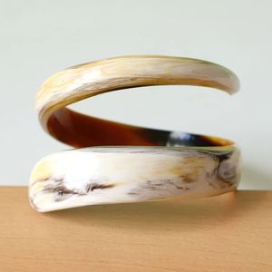Brazalete de Cuerno de Búfalo Hecho a Mano, Ecológico y Elegante para Mujer, Joyería de Cuerno Natural con Estilo Tradicional, Regalo de Bautizo - Product Image 1