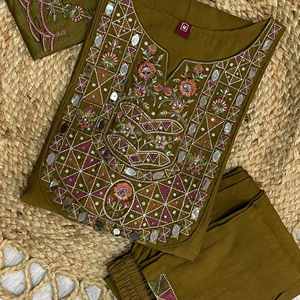 Traje Salwar de Tela de Seda Viscosa Pakistaní de Diseño Moderno y Exclusivo de Boutique India, Traje Formal para Mujer para Fiestas - Product Image 3