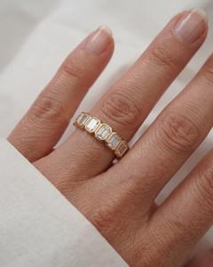 แหวนหมั้นเพชรแล็บโกรว์สามเม็ด AMBER JEWELS รุ่นคลาสสิก สำหรับทั้งชายและหญิง ชุบทองคำแท้ 14K แบบหนามเตย ได้รับการรับรองจาก IGI - Product Image 4