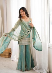 Conjunto de Kurta de Seda Bordada de Moda para Mujer al por Mayor con Dupatta y Pantalón Acampanado con Trabajo de Lentejuelas, Dori y Zari, Tallas XS a XXL - Product Image 1