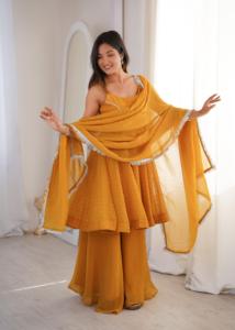Ensemble prêt-à-porter de créateur pour soirée, en soie froissée avec broderies Zarkan, comprenant un haut, une jupe et un dupatta, entièrement cousu. - Product Image 2
