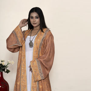 Abaya légère avec imprimé ethnique orné, tissu fluide et doux, manches amples, style ouvert sur le devant, tombé élégant, idéale pour les occasions. - Product Image 4