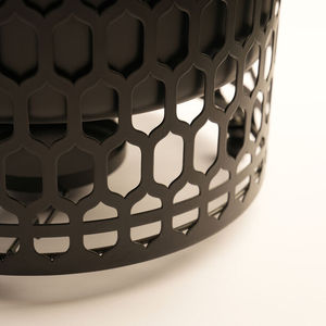 Plat de service moderne géométrique en forme de cage avec couvercle en bois et corps noir mat pour mariage - Product Image 3
