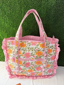 Sac fourre-tout matelassé en coton fait main de qualité supérieure Dolly Enterprises, style vintage, grand modèle à volants, fermeture éclair, couleur unie, origine Rajasthan - Product Image 5