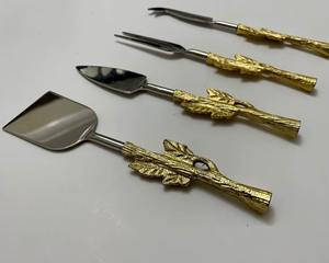 Un juego de cuchillos para queso de metal bellamente elaborado que aporta elegancia, precisión y practicidad a la mesa de cada amante del queso. - Product Image 6