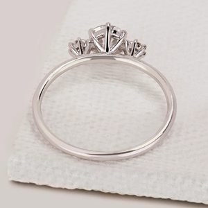 Produit tendance - Bague de fiançailles et de mariage en or jaune 14 carats avec diamant rond de 0,65 carat cultivé en laboratoire - Product Image 4