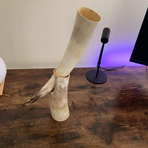 Cuerno para Beber Vikingo Ecológico Hecho a Mano con Diseño Animal y Religioso, Borde y Soporte Metálicos - Arte y Coleccionable - Product Image 1