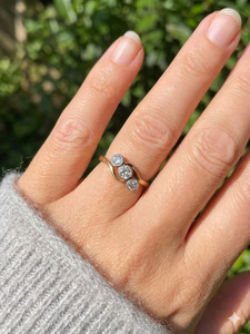 Bague de fiançailles en or 14K gradué avec diamant de laboratoire, trois pierres, style bypass, trilogie antique, sertie de milgrain, cadeau d'anniversaire - Product Image 5