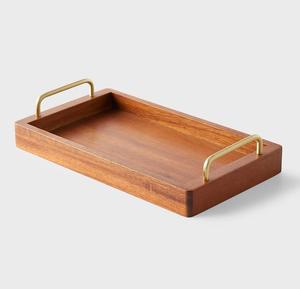 ถาดเสิร์ฟทรงสี่เหลี่ยมผืนผ้าดีไซน์หรูหรา ทำจากไม้เคลือบสีน้ำตาลเข้ม พร้อมหูจับทองเหลือง สำหรับใช้รับประทานอาหาร - Product Image 1