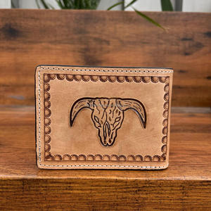 Cartera de cuero genuino hecha a mano de primera calidad para hombres, tarjetero de estilo occidental con talla floral y acabado de diseño de toro - Product Image 5