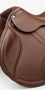 Selle d'équitation anglaise de luxe en cuir synthétique haut de gamme avec quincaillerie en bois, plastique et laiton – Polyvalente pour le saut d'obstacles, activités sportives de plein air, abordable - Product Image 2