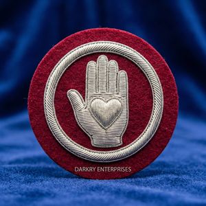 Insignia Masónica Personalizada de Hilo Metálico con Mano en el Corazón, Bordada a Mano con Hilo Plateado, Escudo de Fieltro Rojo, Emblemas Masónicos de Sinceridad - Product Image 1