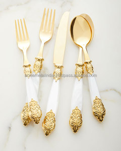 Juego de cubiertos de estilo lujoso con mango blanco y detalles dorados, perfecto para regalos premium y celebraciones especiales, procedente de la India. - Product Image 1