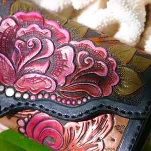 Nueva Cartera de Mano Elegante y Atractiva con Flores Talladas a Mano, 100% Cuero Genuino, Portátil para Dama, con Borde Multicolor Cosido - Product Image 6