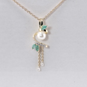 Perla Redonda de Agua Dulce Sostenida en una Elegante Cinta de Oro Amarillo Adornada con Hojas de Corte Marquesa y Borla de Diamantes, Joyería Fina - Product Image 1