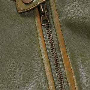 Chaqueta de Cuero Unisex con Textura Suave y Acabado Premium, Estilo Urbano, Cuello Alto, Resistente al Viento, con Logotipo Frontal, para Invierno - Product Image 6