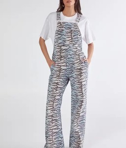 Combinaison en jean brodée pour femme – Tenue décontractée élégante – Fournisseur en gros de combinaisons et salopettes - Product Image 1