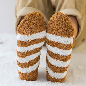 Chaussettes d'automne unisexes antidérapantes personnalisées en gros d'usine avec votre propre logo, couleurs et tailles sur mesure - Product Image 2