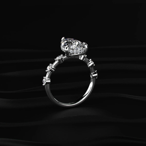 Anillo de compromiso de moissanita talla pera al por mayor, con tallo de oro macizo y diamantes espaciados, colección de joyería nupcial moderna para tiendas minoristas - Product Image 2