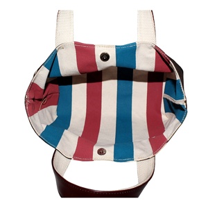 Bolso Tote con Asa de Cuero Genuino y Forro Interior de Lona Natural de 12 OZ con Estampado de Rayas y Mezcla de Poliéster y Viscosa con Estampado de Camuflaje - Product Image 6