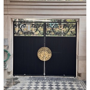 ประตูรั้วหลักอะลูมิเนียมพรีเมียมพร้อมโครงเหล็กดัดและลวดลายทองเหลืองฝัง ประตูทางเข้าดีไซน์หรูหรา - Product Image 1