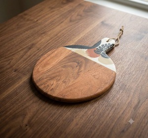 Tabla de servir de madera redonda con diseño decorativo, tabla de quesos para cocina, para aperitivos y servicio de mesa - Product Image 6