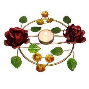 Portavelas con diseño de rosas que fusiona arte, elegancia e iluminación cálida, con textura metálica refinada, que agrega profundidad a tu decoración. - Product Image 4