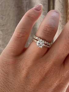 Anillo de compromiso solitario de diamante cultivado en laboratorio de 1.2 ct con banda de piedras laterales ocultas en pavé, oro macizo de 14k, corte redondo, precio de fábrica al por mayor - Product Image 5