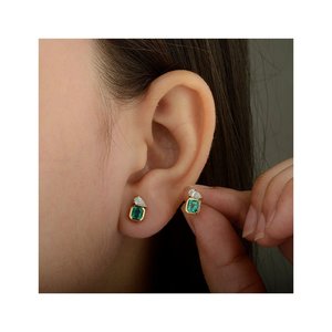 Boucles d'oreilles clous en or 14 carats avec émeraude en forme de poire, vertes octogonales vintage, pour mariage, fête ou cadeau - Product Image 2