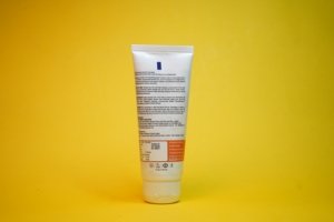 FLYVY Limpiador Facial con Vitamina C Radiance 100ml, Limpiador Líquido Blanqueador para Todo Tipo de Piel, Fragancia Cítrica - Product Image 2