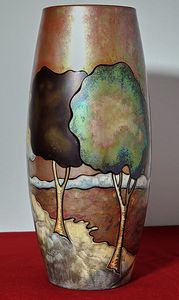 Vase rond en céramique fait main avec un motif floral rose, finition brillante, décoration de table contemporaine - Product Image 6